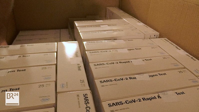 Mehrere braune Kartons mit der Aufschrift "SARS-CoV-2-rapid-Antigen-Test"