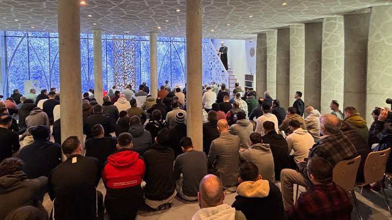 Im Freitagsgebet in der Moschee in Penzberg ist die rechtsradikale Hetze der Flugblattaktion Thema. | Bild: BR/Martin Breitkopf Im Freitagsgebet in der Moschee in Penzberg ist die rechtsradikale Hetze der Flugblattaktion Thema.