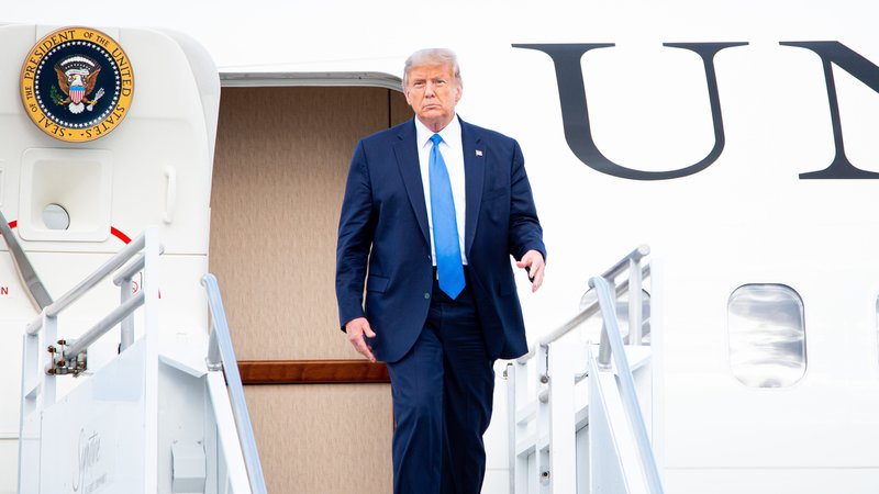 US-Präsident Donald Trump verlässt die Airforce One | Bild: picture alliance / ZUMAPRESS.com | Orit Ben-Ezzer US-Präsident Donald Trump verlässt die Airforce One