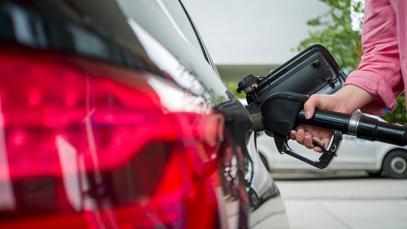 Ein Autofahrer hat am Freitagmorgen seine Ehefrau an der A8 an einer Tankstelle vergessen. | Bild: dpa-Bildfunk/Martin Hangen Ein Autofahrer hat am Freitagmorgen seine Ehefrau an der A8 an einer Tankstelle vergessen.