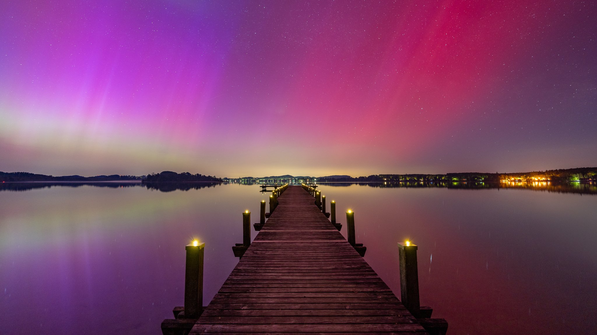 Polarlichter über dem Wörthsee in Bayern (Archivfoto).