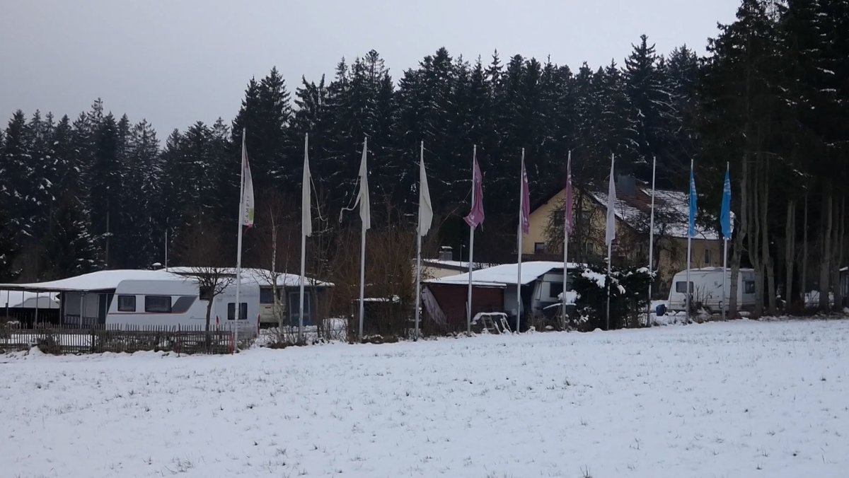 Tödlicher Kohlenmonoxid-Unfall auf einem Campingplatz bei Viechtach: ein 74-jähriger Mann brach zusammen und starb. 