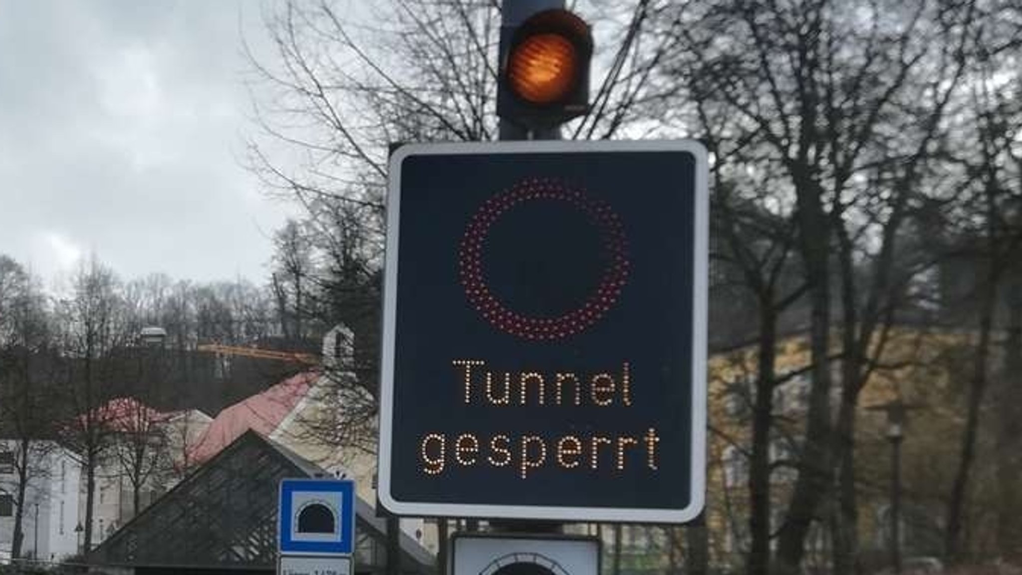 Eine Anzeigentafel vor dem Josef-Deimer-Tunnel in Landshut