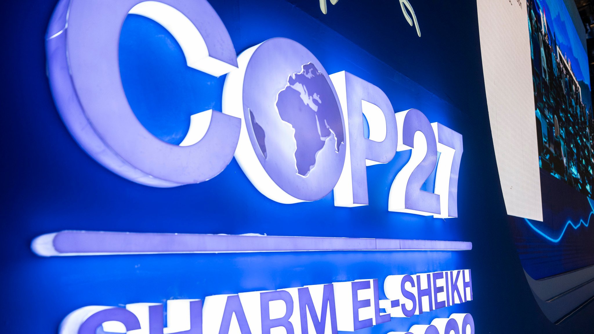 Bei der Abschlusszeremonie vom UN-Klimagipfel COP27 leuchtet das Logo des Klimagipfels.