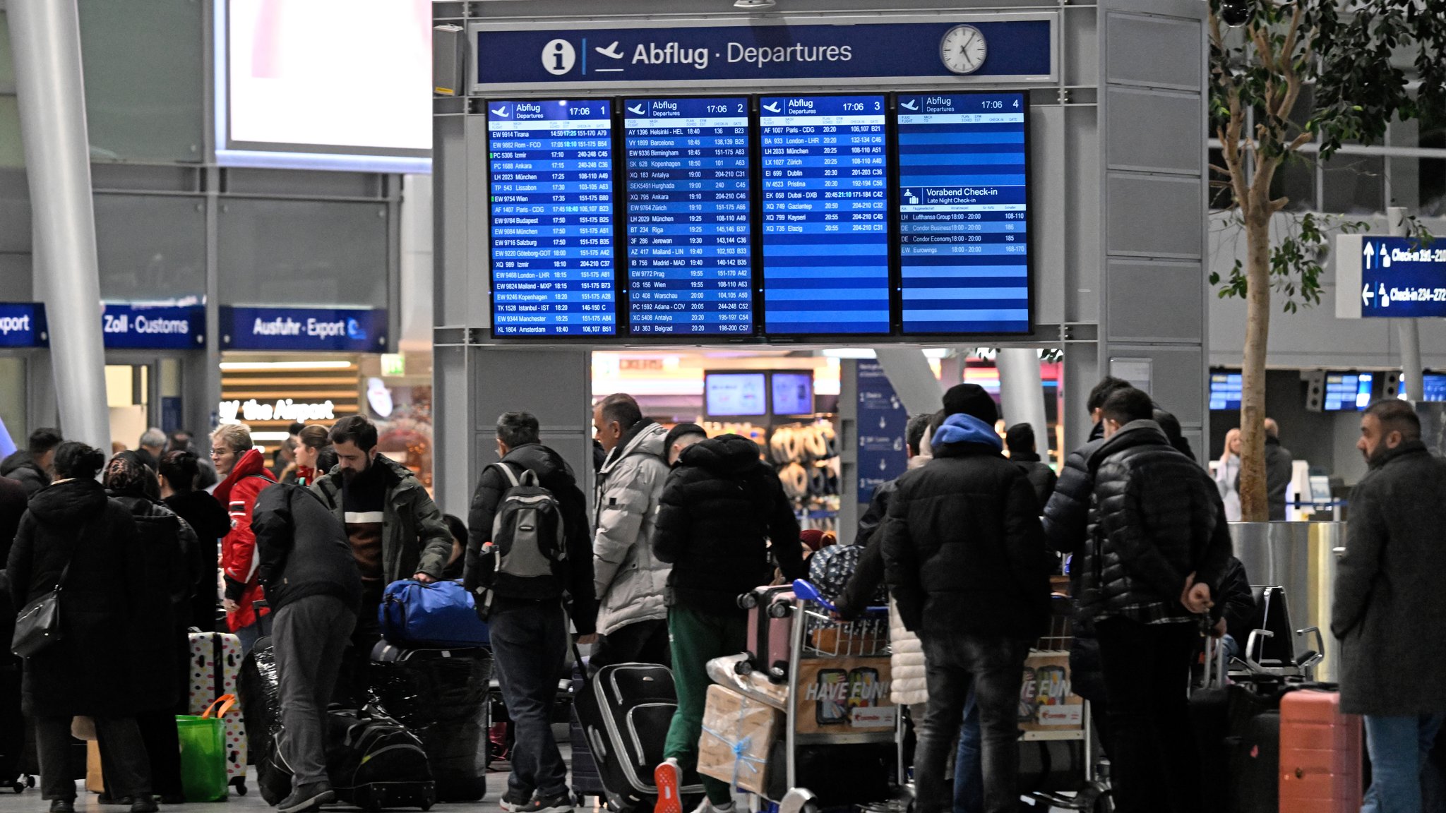 Reisende bilden am Flughafen beim Check-In eine Schlange. Auf Grund von IT- Störungen bei der Bundespolizei ist es bundesweit zu Verzögerungen bei der Ein-und Ausreise aus Ländern gekommen, die nicht dem Schengen-Raum angehören