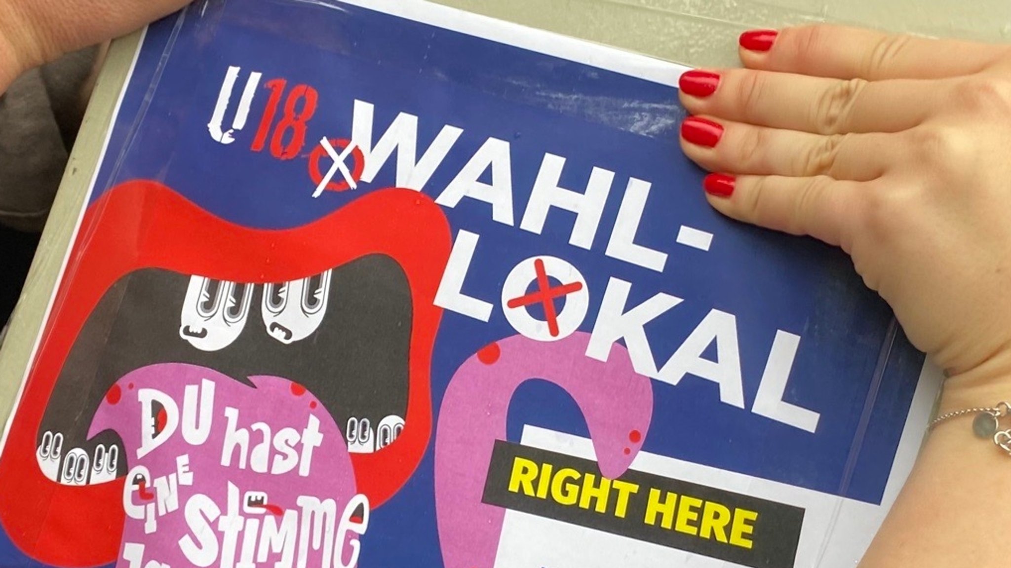 Plakat mit der Aufschrift "U18-Wahl-Lokal"