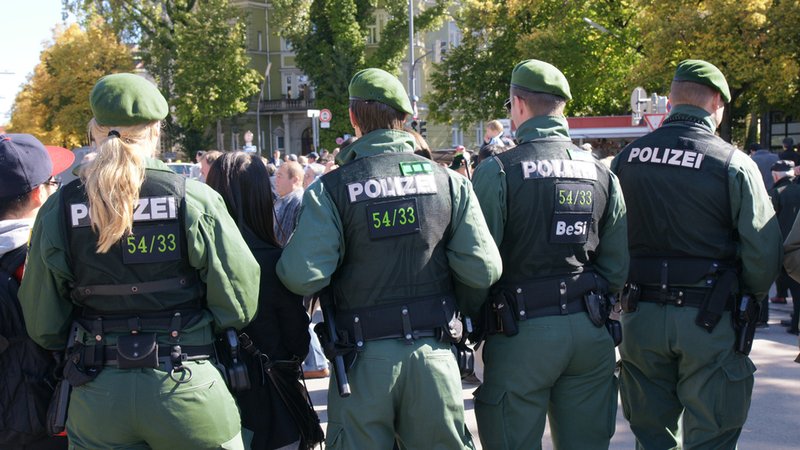 Schon auf den Zufahrtsstraßen präsent: Rund 800 Polizeikräfte von Bund und Freistaat sorgen während der Wiesn für Sicherheit.