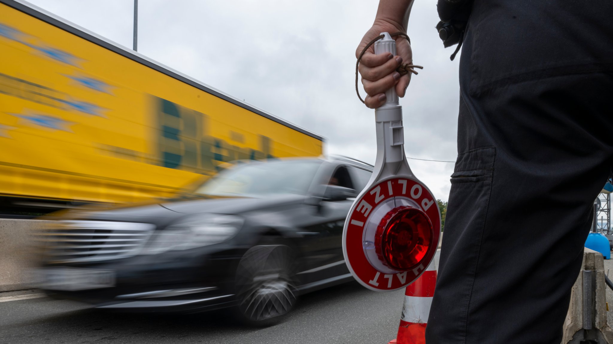 Polizisten bei Grenzkontrollen