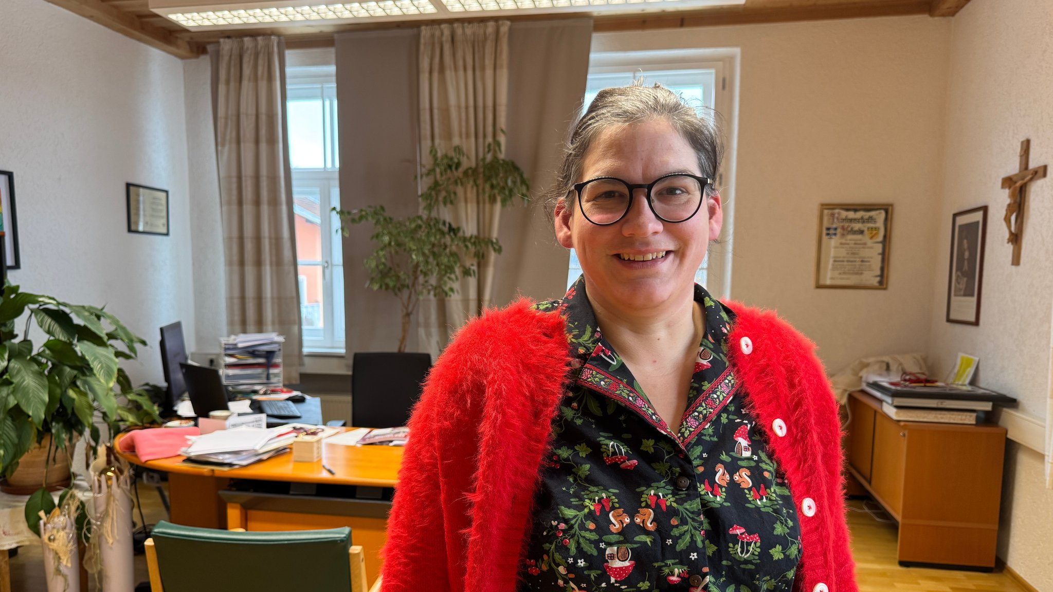 Carolin Pecho, Bürgermeisterin von Ringelai, steht vor ihrem Schreibtisch