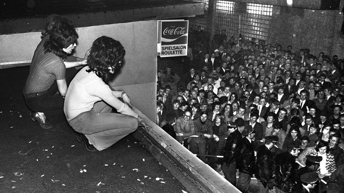 Prostituierte auf dem Dach, unten Kunden, Schaulustige und die Polizei: Eine Szene aus dem Jahr 1972.