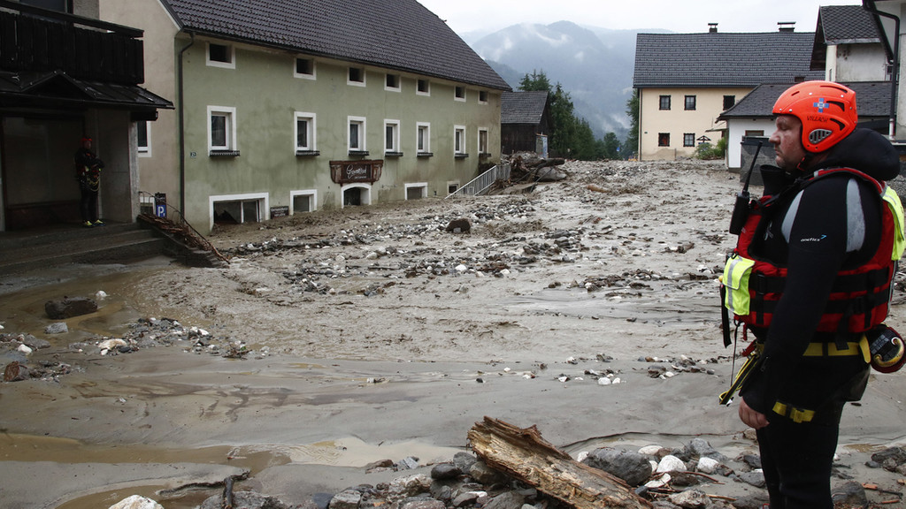 29.06.2022, Österreich, Treffen: Eine Einsatzkraft sieht sich die Schäden nach einem Unwetter an. 
