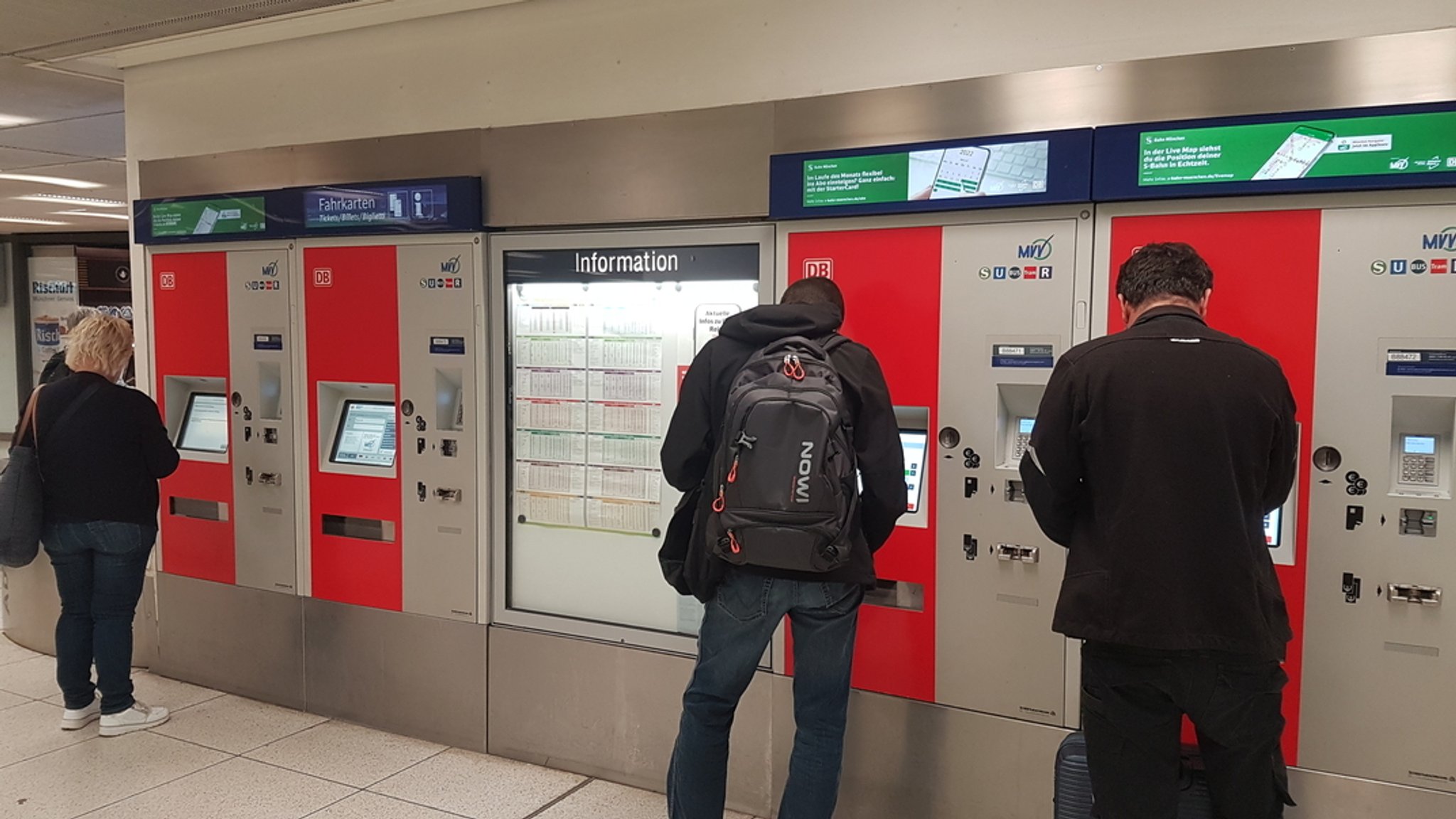 MVV-Kunden am Fahrkartenautomat