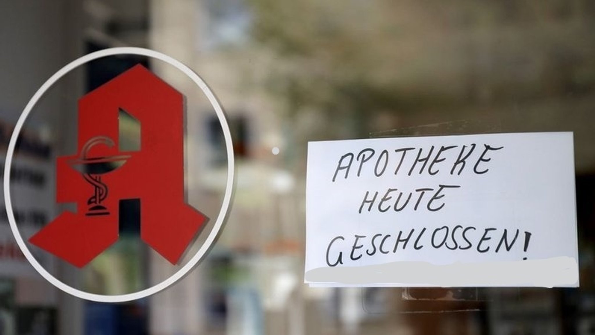 Apotheken-Eingangstüre mit Hinweis: "Geschlossen"