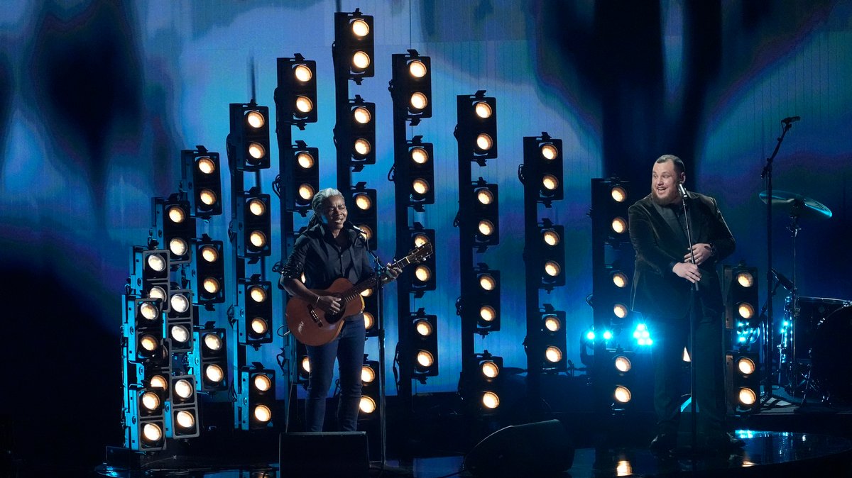 Eine Aufnahme aus dem Februar 2024: Tracy Chapman und Luke Combs singen "Fast Car" bei der Grammy-Verleihung