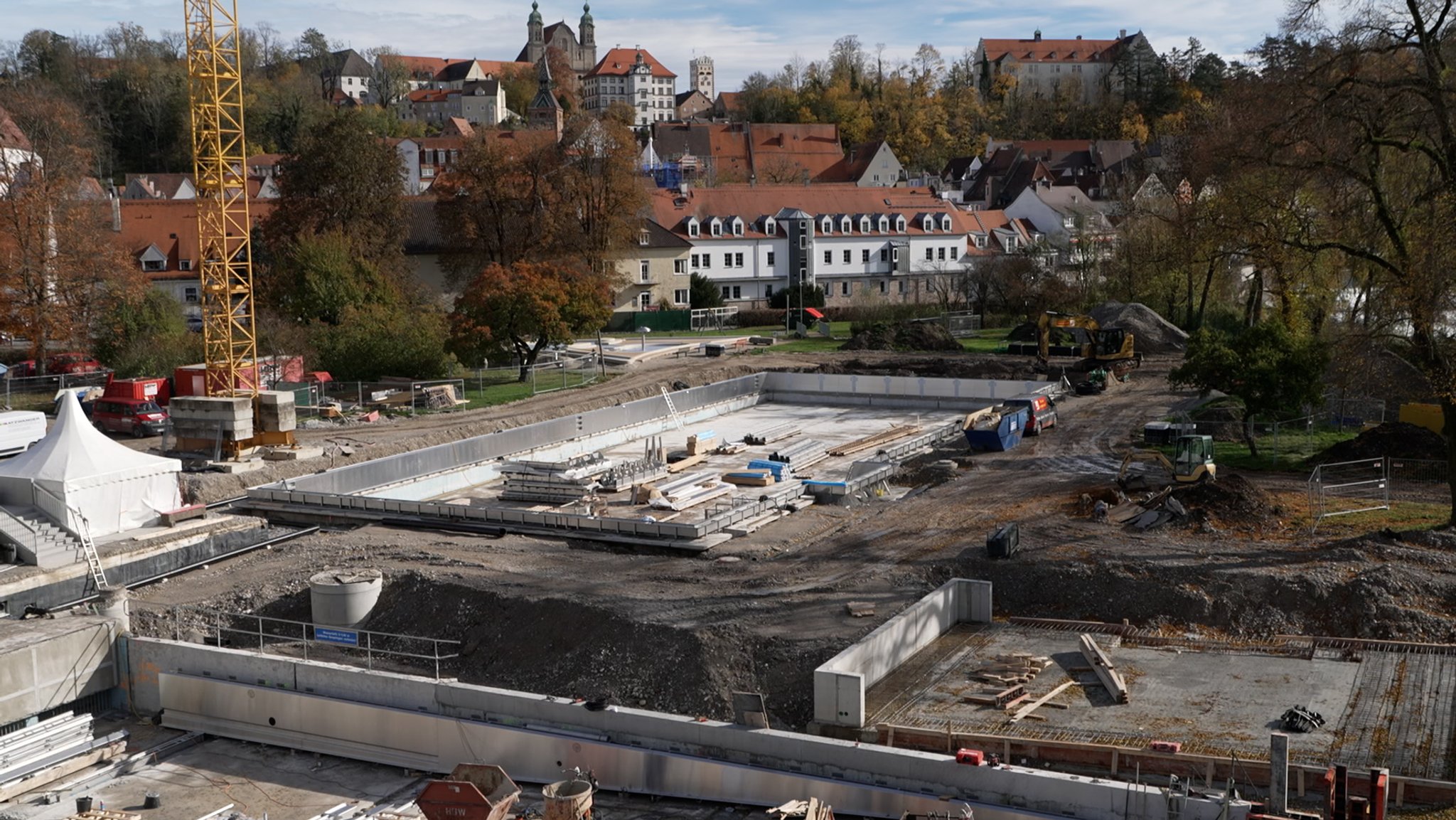 Das Inselbad in Landsberg: Der aktuelle Blick auf eine riesige Baustelle.