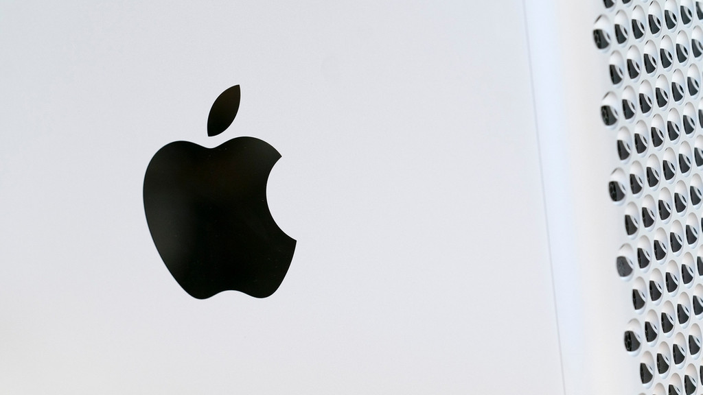 Das Apple-Logo auf einem Mac Pro Desktop-Computer. 