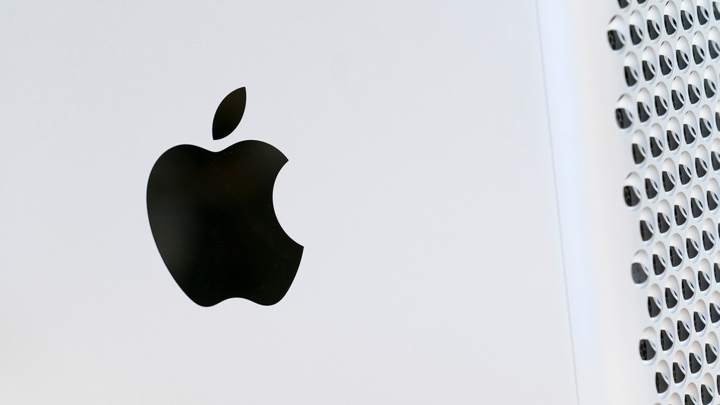 Das Apple-Logo auf einem Mac Pro Desktop-Computer. | Bild: dpa-Bildfunk/Mark Lennihan Das Apple-Logo auf einem Mac Pro Desktop-Computer.