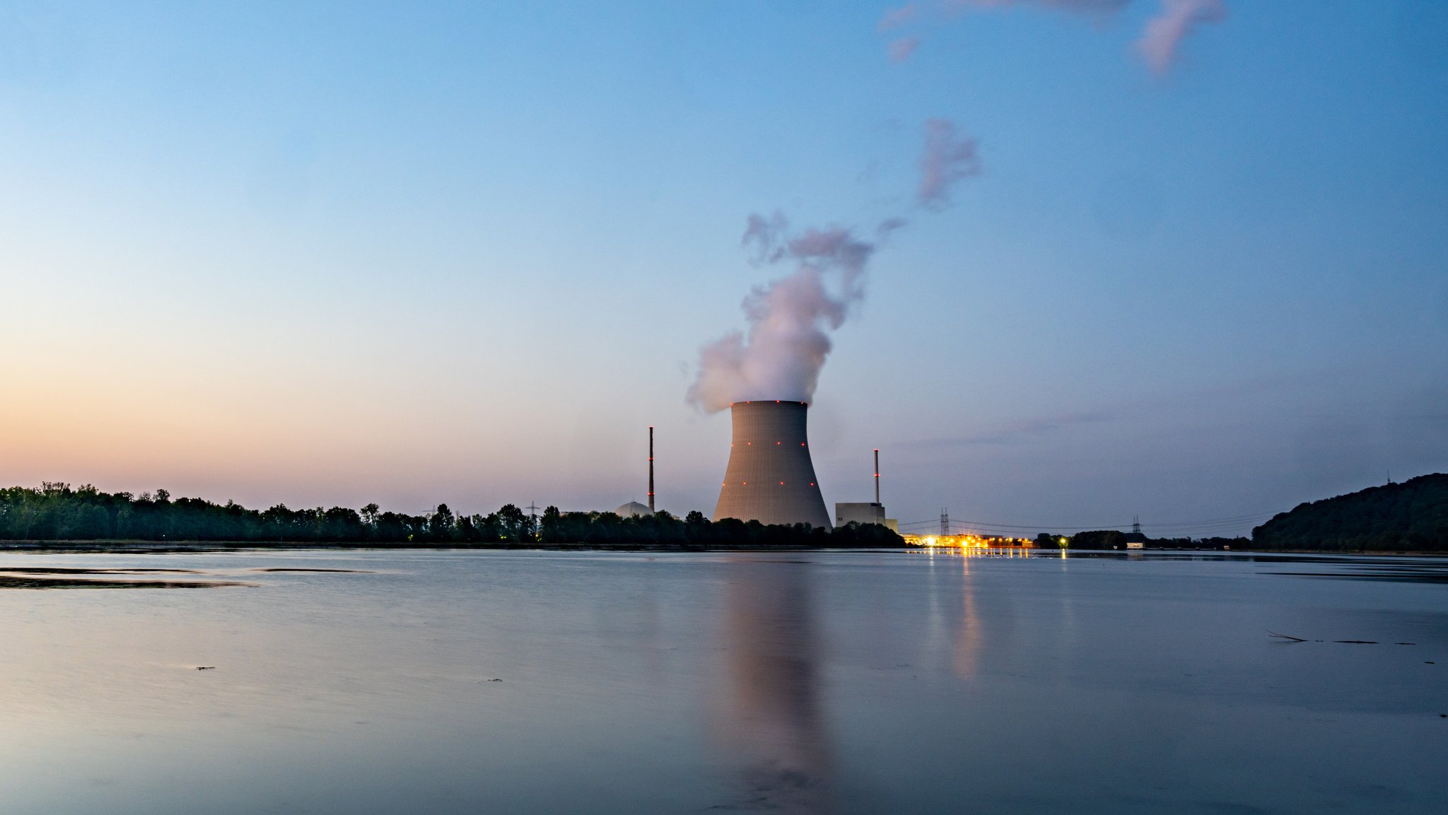 Wasserdampf steigt aus dem Kühlturm vom Atomkraftwerk (AKW) Isar 2.