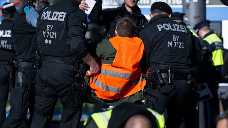 Archivbild: Polizisten tragen einen Klimaaktivisten weg, der sich zuvor am Karlsplatz in der Münchner Innenstadt auf die Straße geklebt hat (7.11.22) | Bild:dpa-Bildfunk/Sven Hoppe