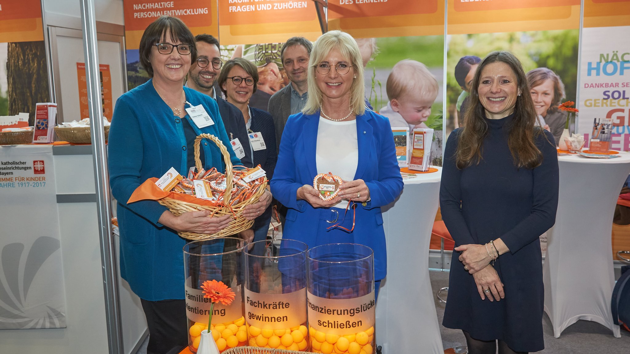 Bayerns Sozialministerin Ulrike Scharf beim Rundgang auf der Consozial 2022.