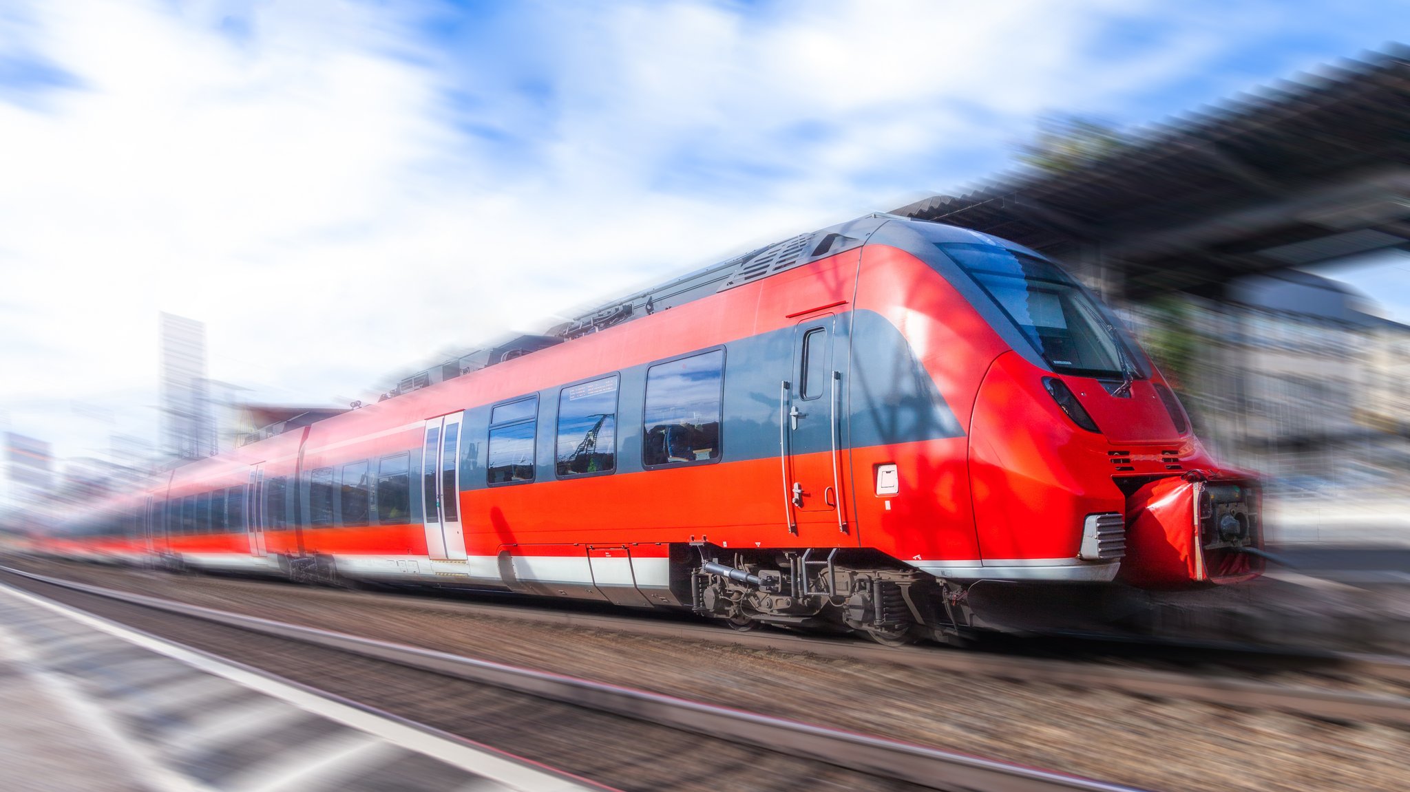 Ein Zug der Deutschen Bahn fährt durch einen Bahnhof (Symbolbild)