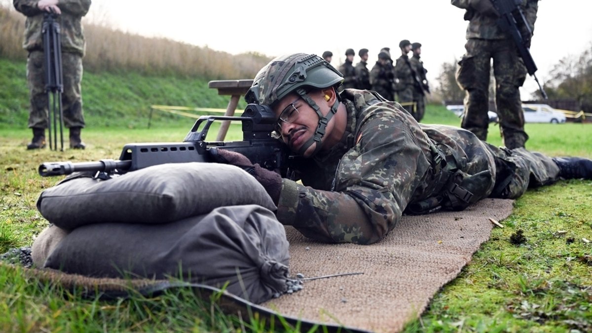 Symbolbild: Ein Rekrut bei der Schießausbildung.