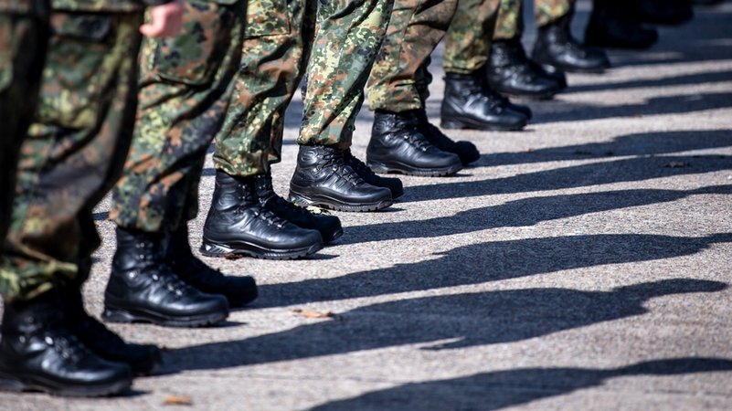 Bundeswehrsoldaten stehen in Reih und Glied | Bild: dpa-Bildfunk/Sina Schuldt Bundeswehrsoldaten stehen in Reih und Glied