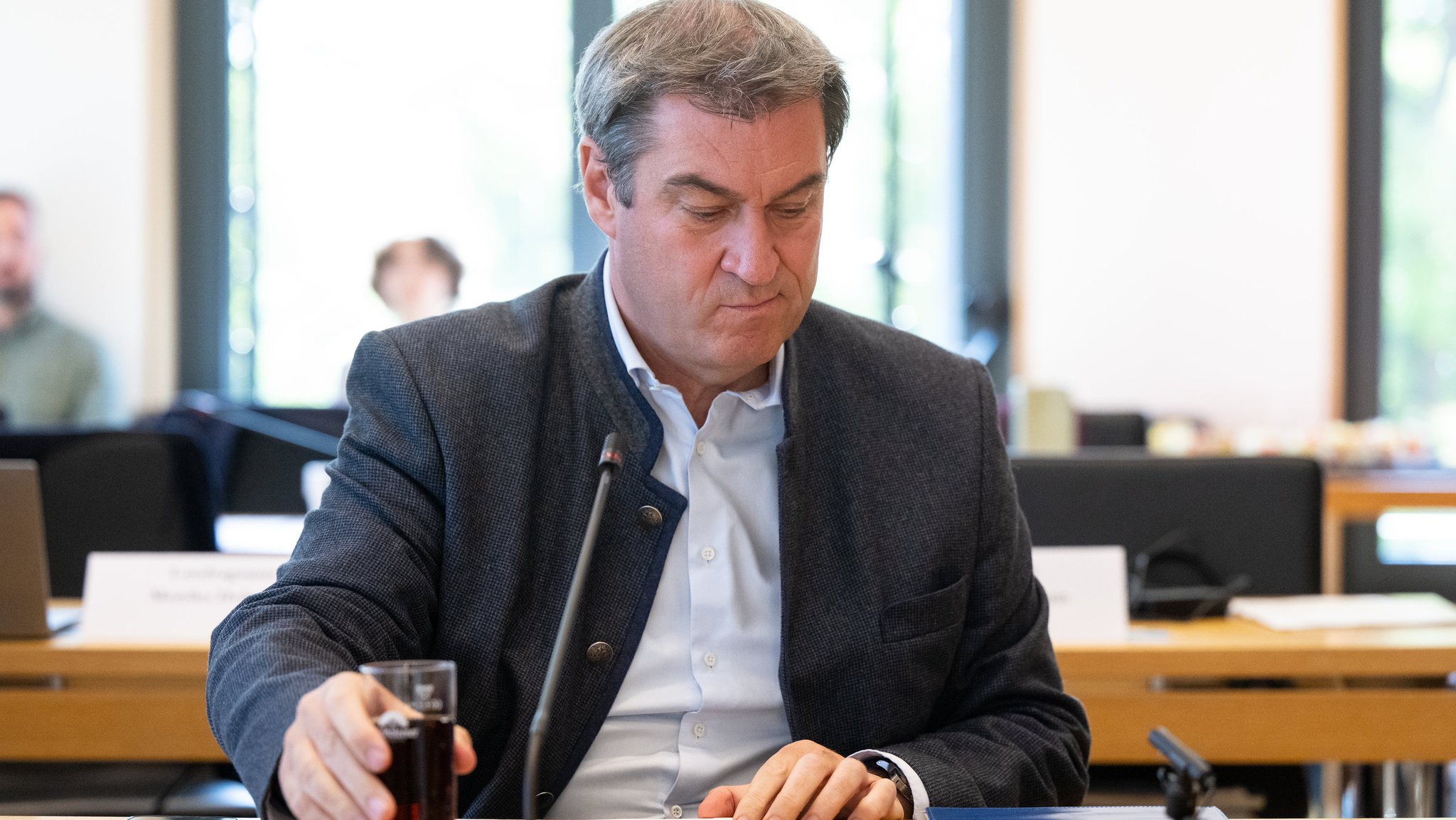 Markus Söder (CSU), Ministerpräsident von Bayern, sitzt vor Beginn des Untersuchungsausschusses Zukunftsmuseum im bayerischen Landtag auf seinem Platz.