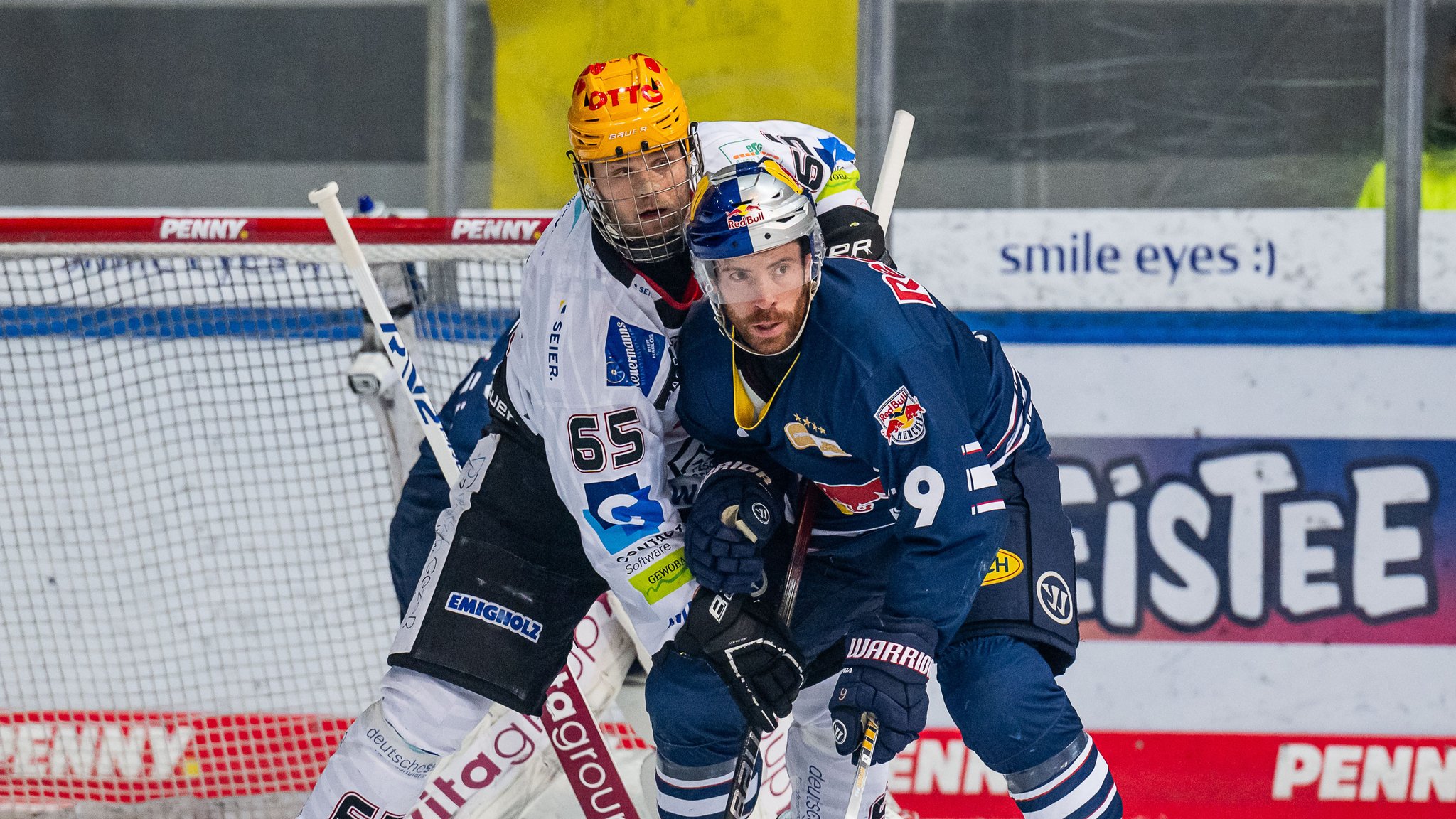 Spielszene EHC München - Fischtown Pinguins Bremerhaven