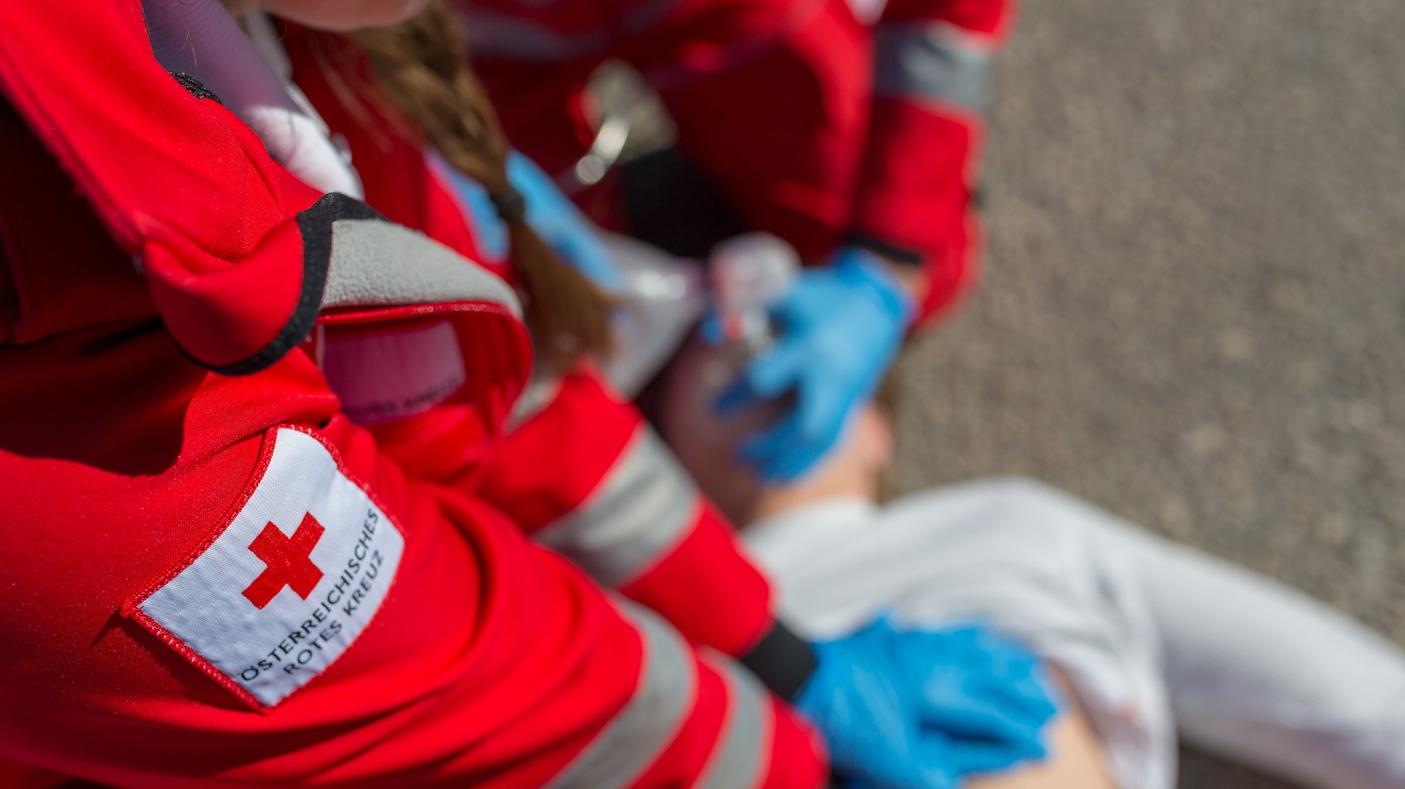Gaffer filmt Rettungseinsatz vom Balkon aus