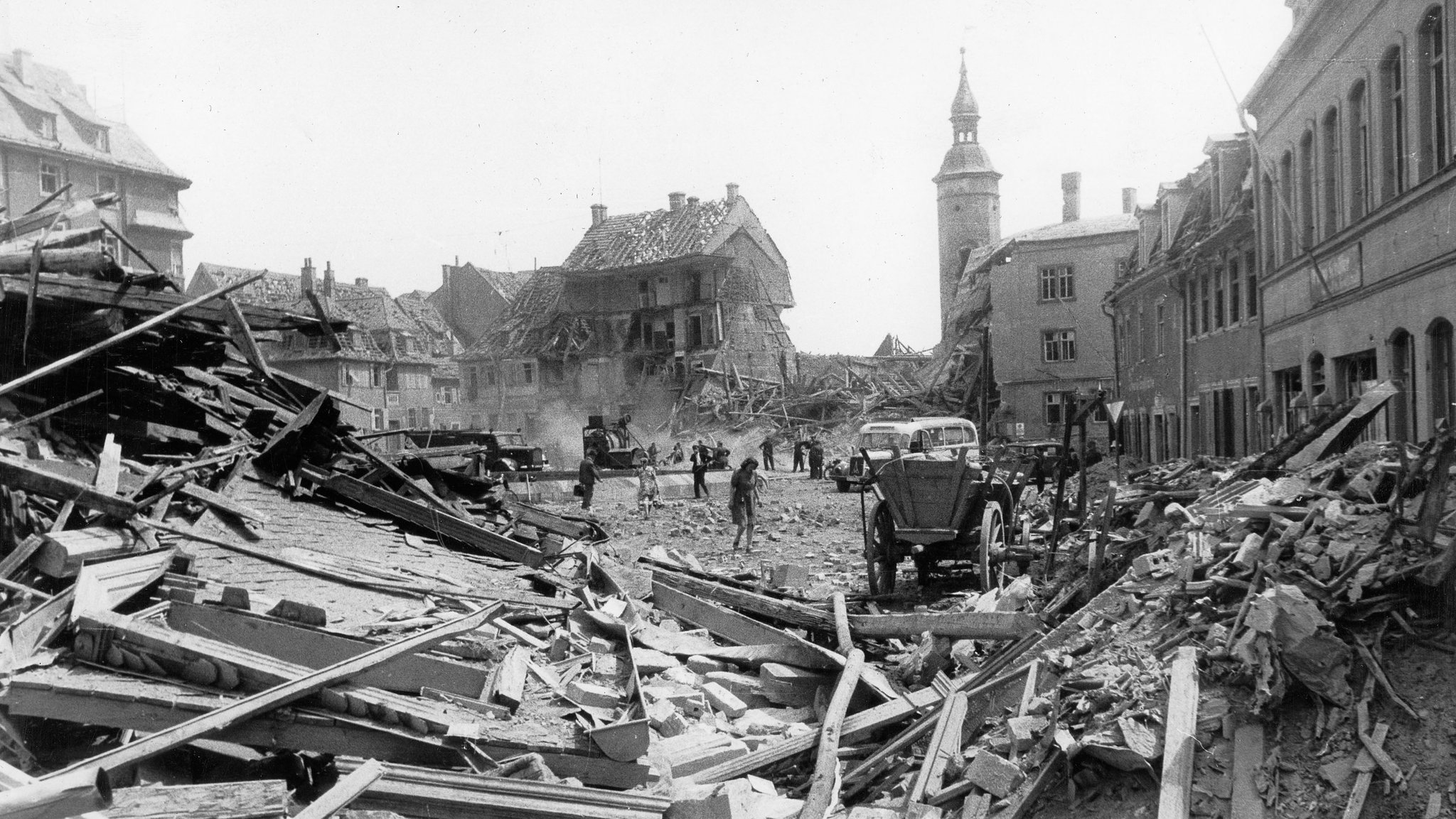 Wolfsgasse und Rossmarkt in Schweinfurt nach Zerstörung durch Luftangriffe im Zweiten Weltkrieg