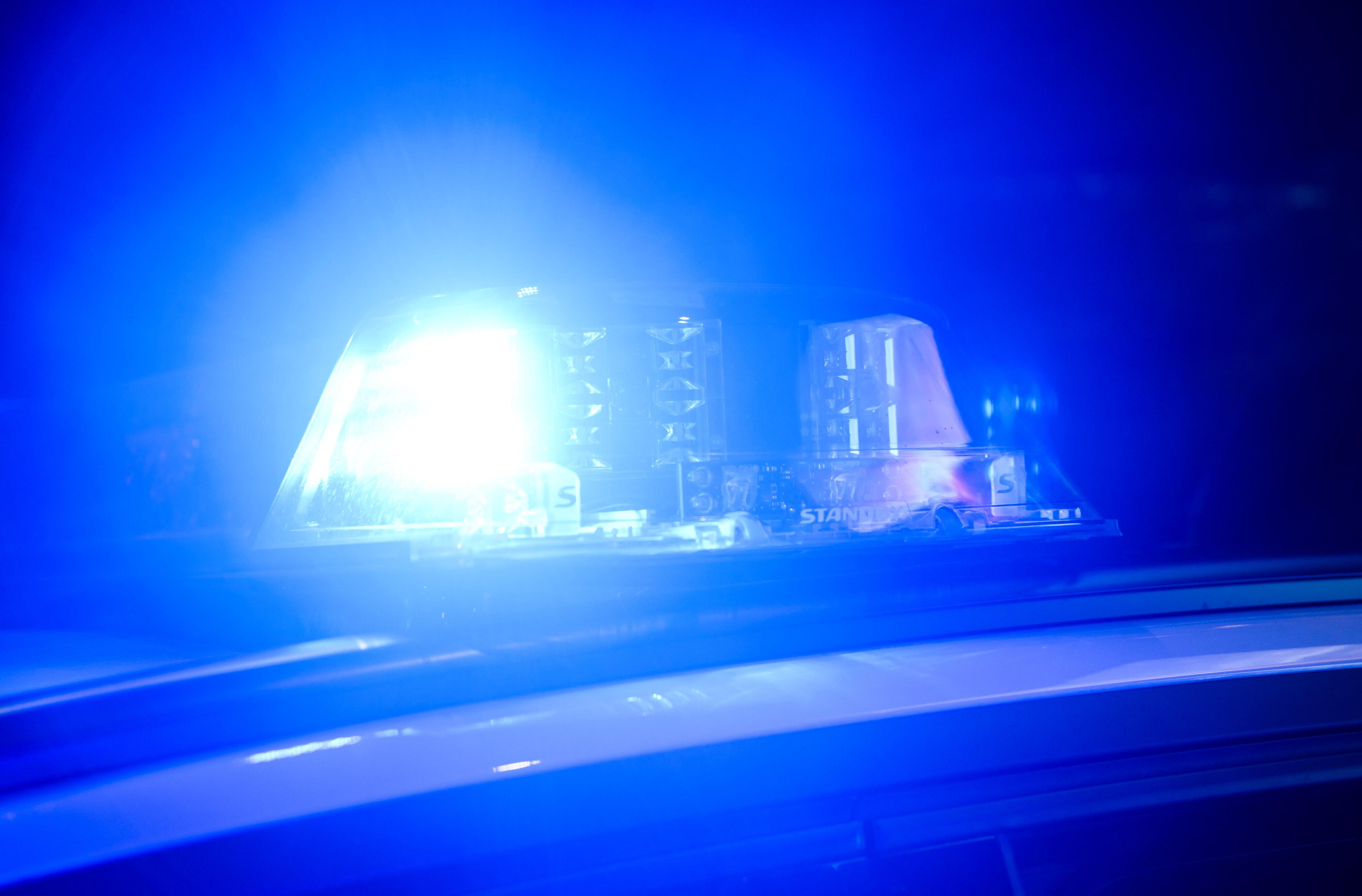 Symbolbild: Ein Blaulicht leuchtet auf einem Einsatzfahrzeuge der Polizei.