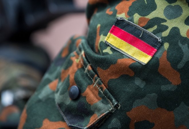 Die Fahne von Deutschland ist auf der Uniform eines Soldaten aufgenäht,