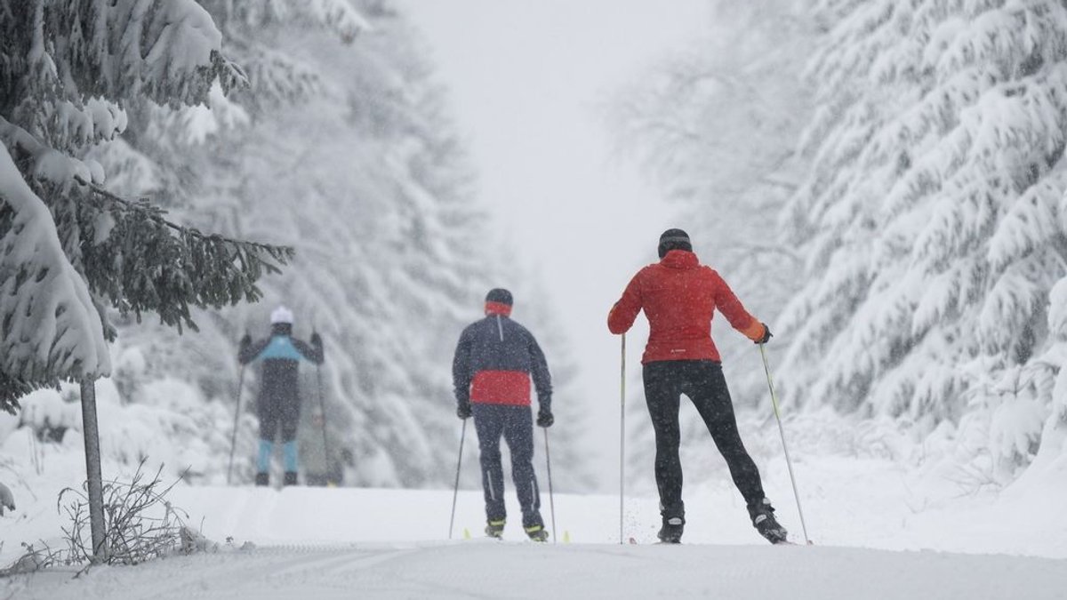 Nach reichlich Neuschnee öffnen im Bayerischen Wald immer mehr Skigebiete und Loipen | Bild: dpa-Bildfunk/Sebastian Kahnert Nach reichlich Neuschnee öffnen im Bayerischen Wald immer mehr Skigebiete und Loipen