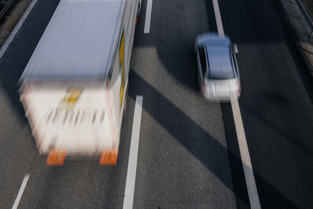 Autos fahren über eine Autobahn.