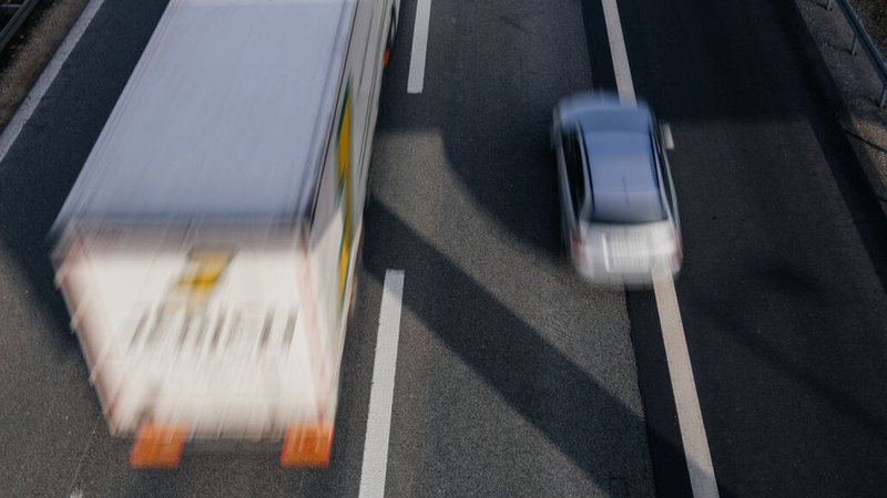 Autos fahren über eine Autobahn. | Bild: BR/Julia Müller Autos fahren über eine Autobahn.