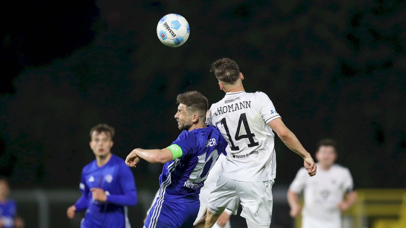 Benjamin Baier ( 10, SV Viktoria Aschaffenburg) und Martin Thomann ( 14, 1. FC Schweinfurt 1905) | Bild: imago images/Frank Scheuring Benjamin Baier ( 10, SV Viktoria Aschaffenburg) und Martin Thomann ( 14, 1. FC Schweinfurt 1905)