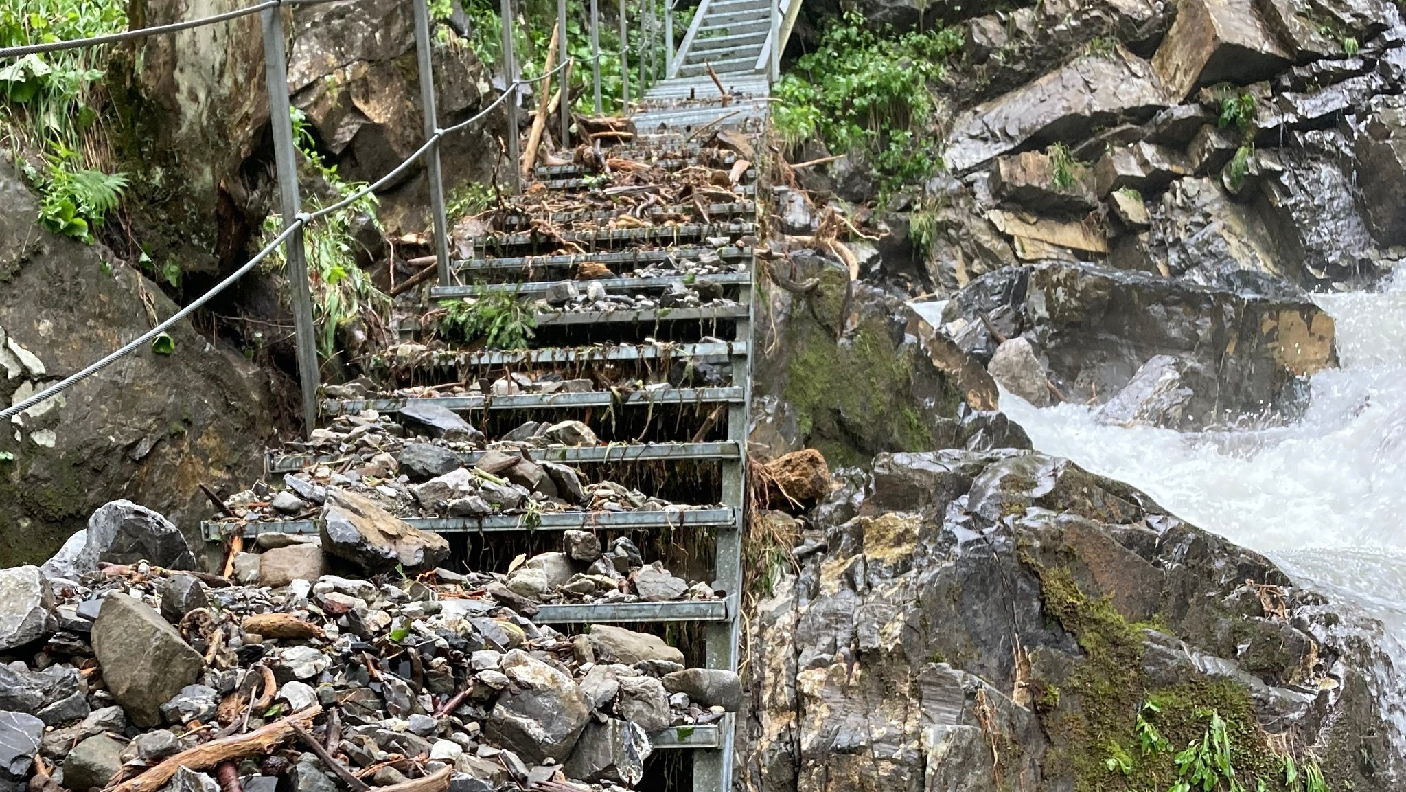 Beschädigter Wanderweg nach Unwetter