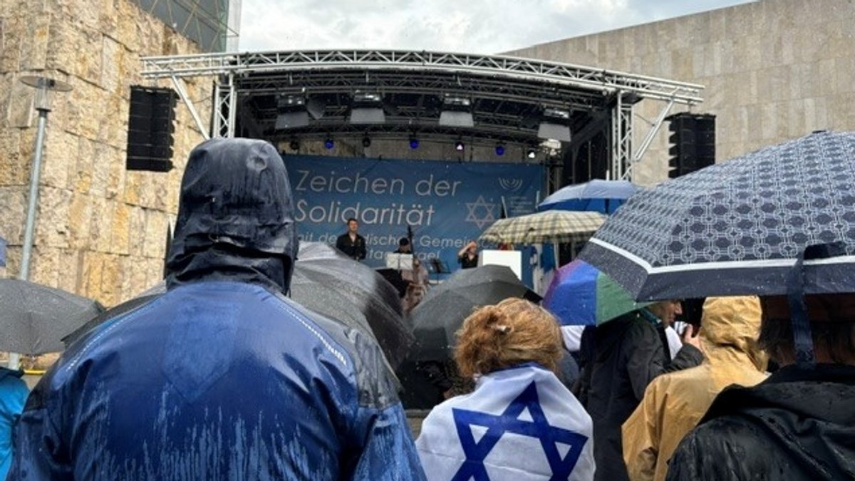 Trotz Starkregen: Vor der Münchner Synagoge versammelten sich Hunderte, um ein Zeichen gegen Antisemitismus zu setzen.