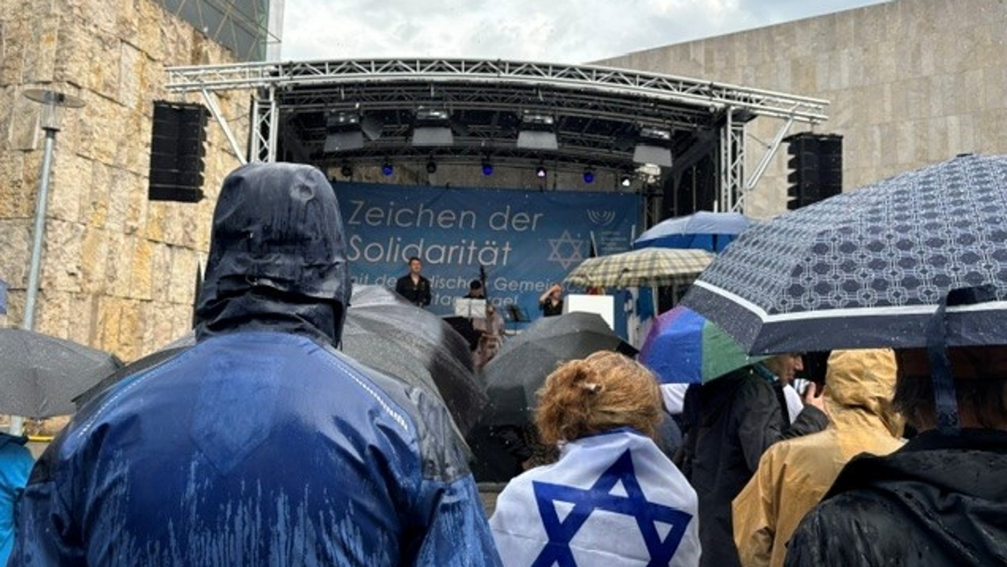 Trotz Starkregen: Vor der Münchner Synagoge versammelten sich Hunderte, um ein Zeichen gegen Antisemitismus zu setzen.