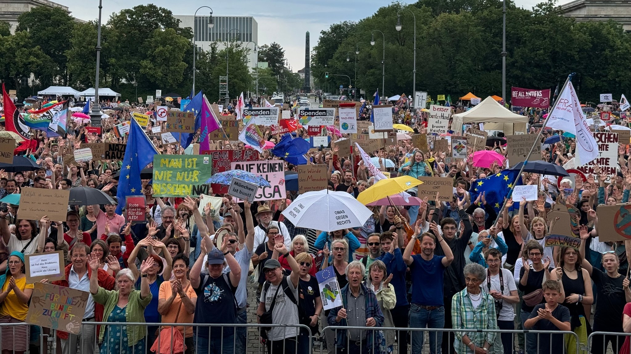 Blick auf die Münchner Demo am Königsplatz.