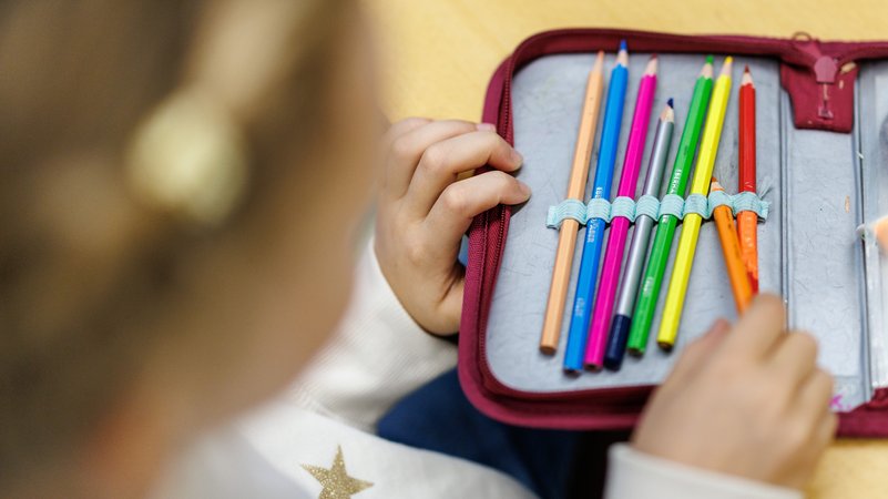 Ein kleines Mädchen nimmt einen Stift aus seinem Etui. | Bild: picture alliance / dpa | Matthias Balk Ein kleines Mädchen nimmt einen Stift aus seinem Etui.