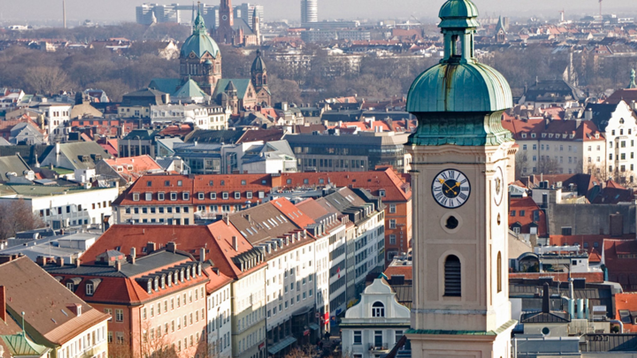 Blick auf die Heilig-Geist-Kirche im Tal.