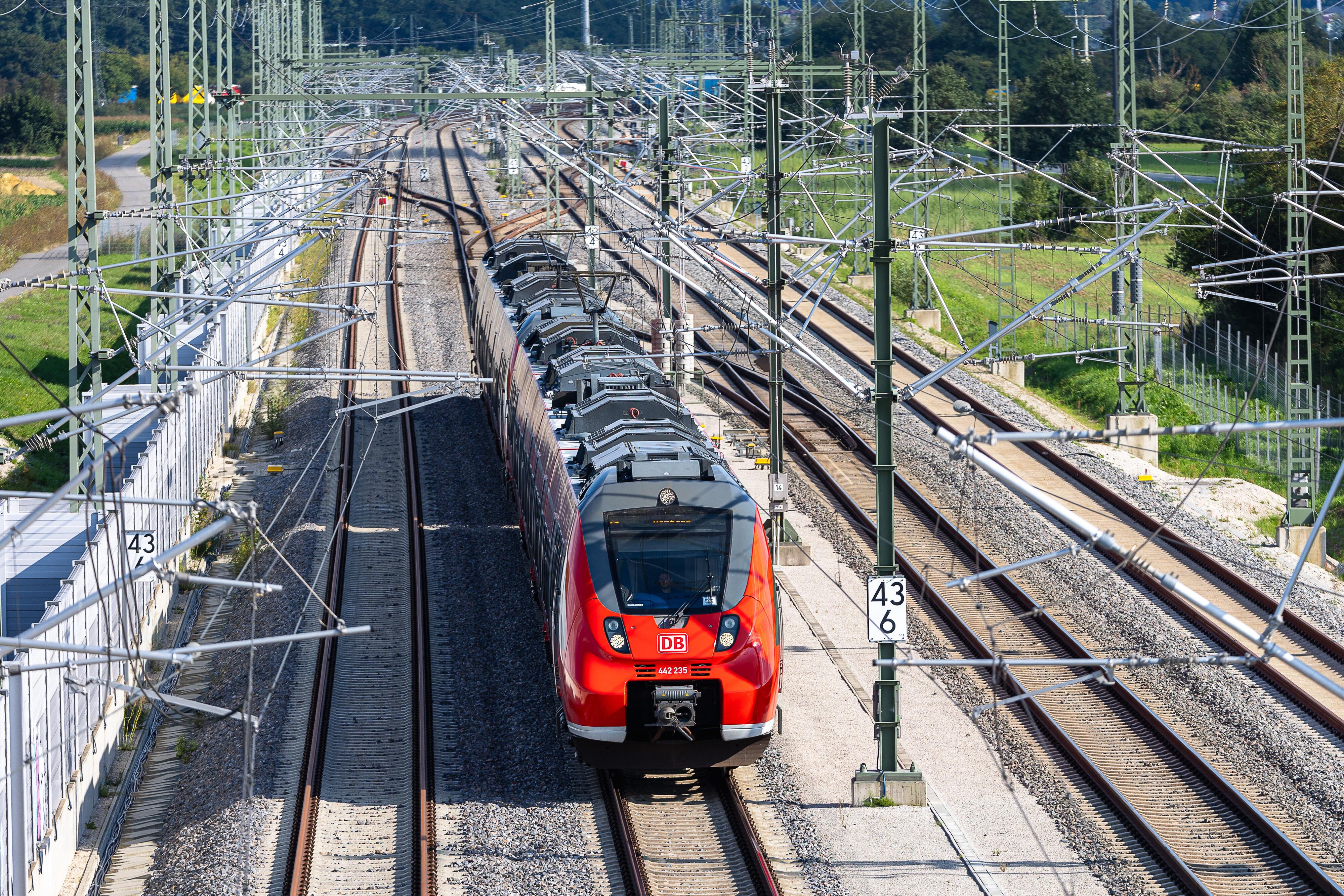 Eine S-Bahn fährt auf der Strecke der S1 von Nürnberg über Erlangen nach Bamberg