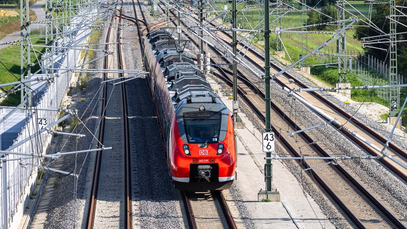 Eine S-Bahn fährt auf der Strecke der S1 von Nürnberg über Erlangen nach Bamberg | Bild: picture alliance / Eibner-Pressefoto | Eibner-Pressefoto/Ardan Fuessmann Eine S-Bahn fährt auf der Strecke der S1 von Nürnberg über Erlangen nach Bamberg