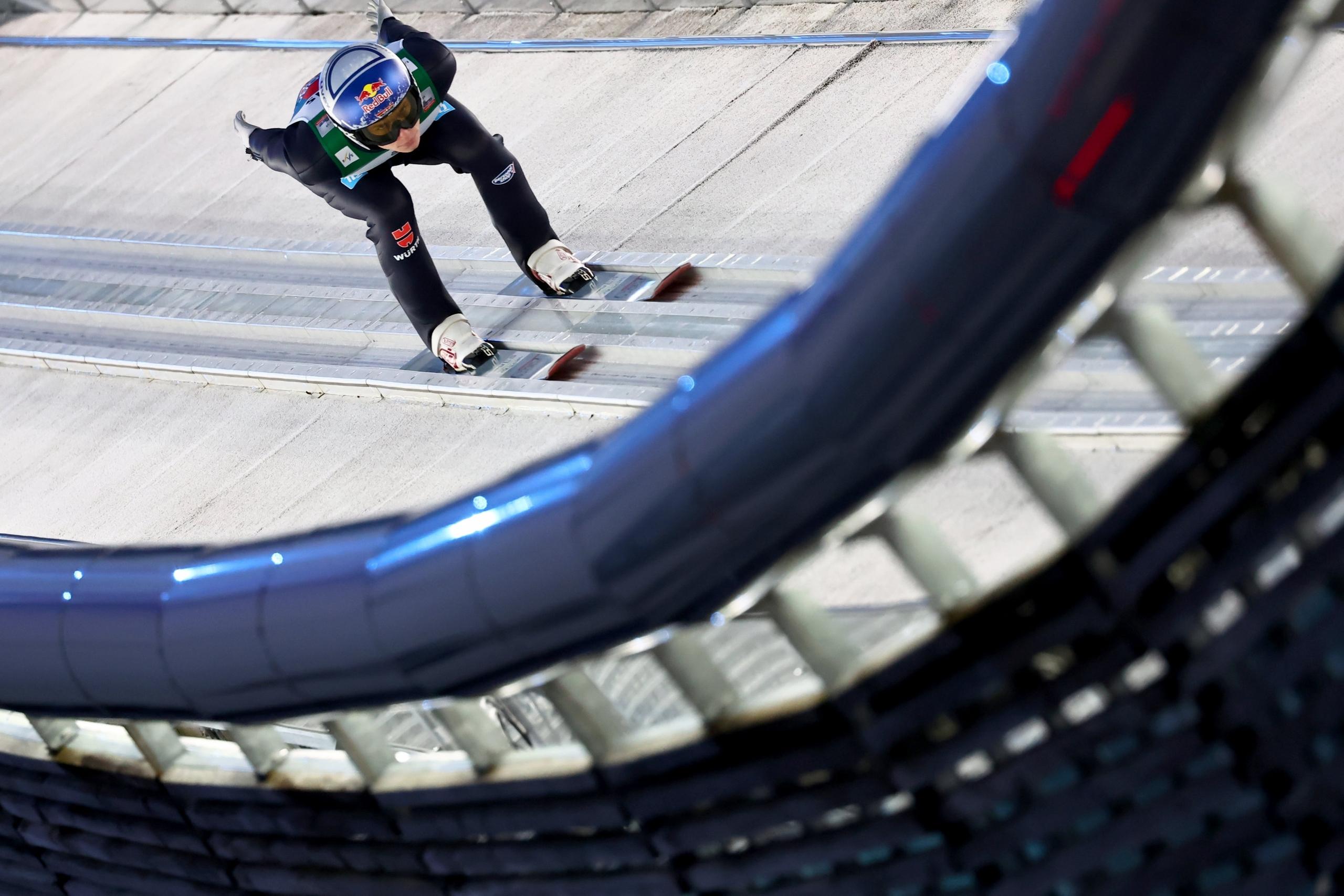 ARCHIV - 29.12.2023, Bayern, Oberstdorf: Ski nordisch/Skispringen: Vierschanzentournee, Weltcup, Großschanze, Herren, Probedurchgang, Andreas Wellinger aus Deutschland in Aktion. Im Februar springt der Olympiasieger im Weltcup auf drei Kontinenten. 