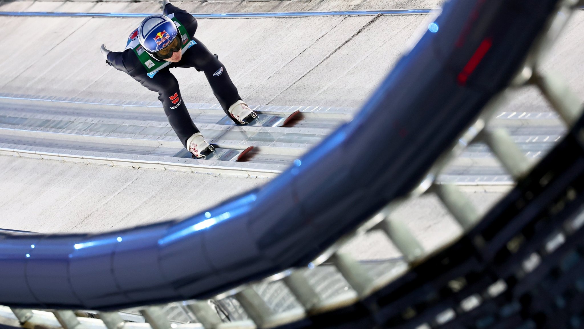 ARCHIV - 29.12.2023, Bayern, Oberstdorf: Ski nordisch/Skispringen: Vierschanzentournee, Weltcup, Großschanze, Herren, Probedurchgang, Andreas Wellinger aus Deutschland in Aktion. Im Februar springt der Olympiasieger im Weltcup auf drei Kontinenten. 