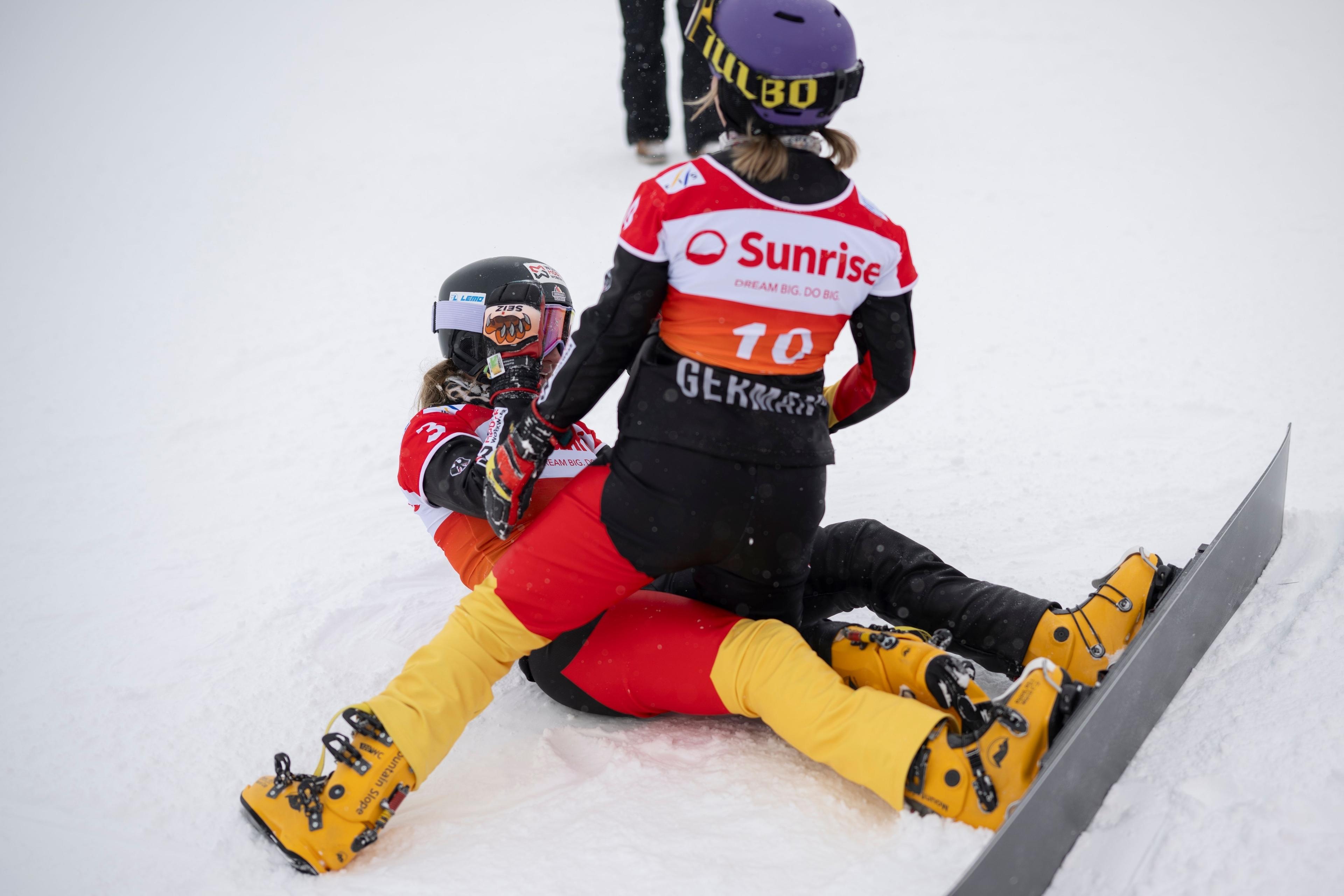 10.01.2026, Schweiz, Scuol: Snowboard: Weltcup, Parallel-Riesenslalom. Siegerin Ramona-Theresia Hofmeister aus Deutschland (l) und die zweitplatzierte Melanie Hochreiter aus Deutschland reagieren während des Finales des FIS Alpinen Snowboard Parallel-Riesenslaloms. Foto: Gian Ehrenzeller/KEYSTONE/dpa +++ dpa-Bildfunk +++