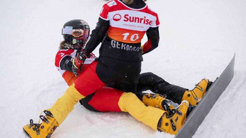 10.01.2026, Schweiz, Scuol: Snowboard: Weltcup, Parallel-Riesenslalom. Siegerin Ramona-Theresia Hofmeister aus Deutschland (l) und die zweitplatzierte Melanie Hochreiter aus Deutschland reagieren während des Finales des FIS Alpinen Snowboard Parallel-Riesenslaloms. Foto: Gian Ehrenzeller/KEYSTONE/dpa +++ dpa-Bildfunk +++ | Bild: dpa-Bildfunk/Gian Ehrenzeller 10.01.2026, Schweiz, Scuol: Snowboard: Weltcup, Parallel-Riesenslalom. Siegerin Ramona-Theresia Hofmeister aus Deutschland (l) und die zweitplatzierte Melanie Hochreiter aus Deutschland reagieren während des Finales des FIS Alpinen Snowboard Parallel-Riesenslaloms. Foto: Gian Ehrenzeller/KEYSTONE/dpa +++ dpa-Bildfunk +++