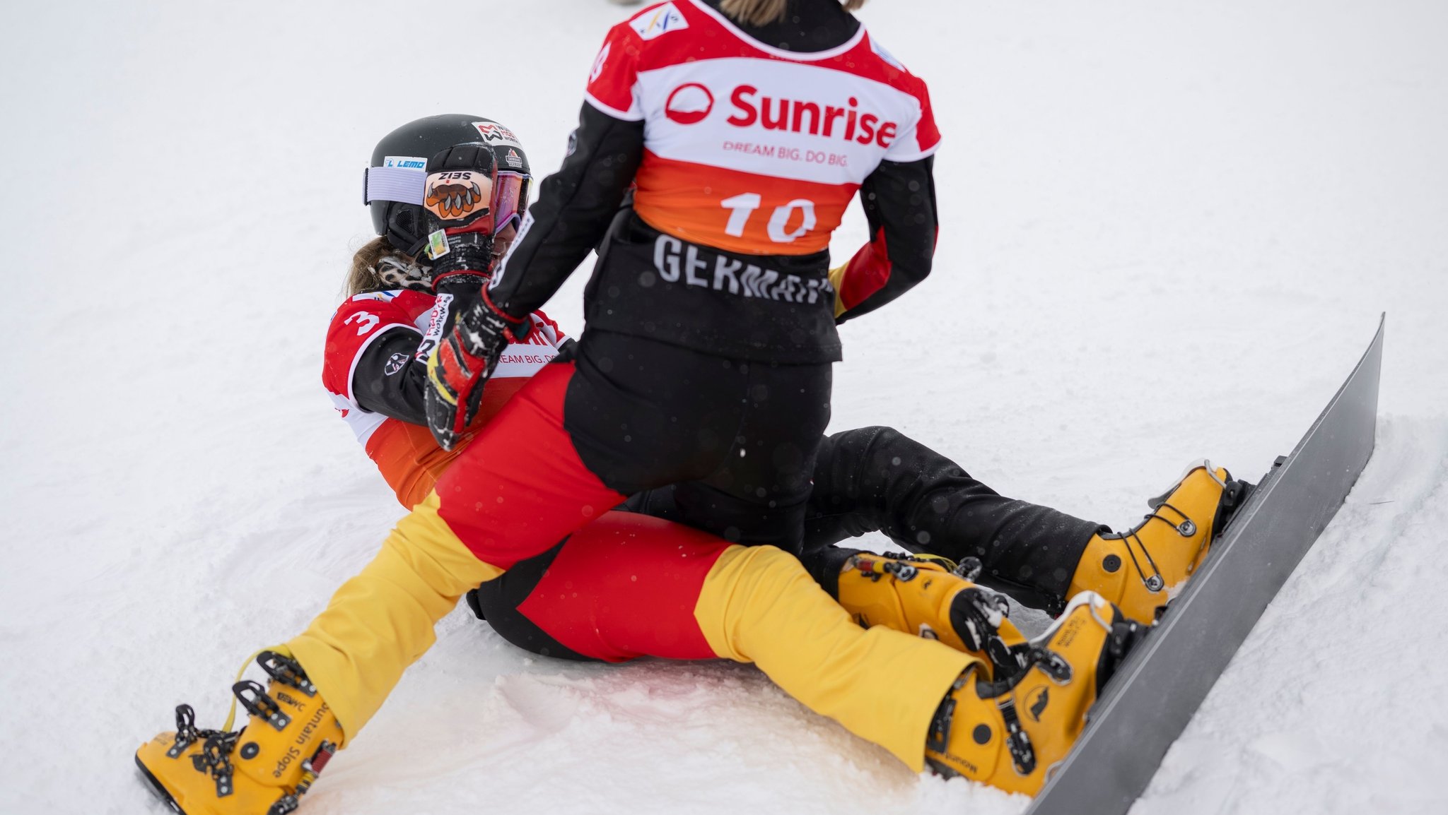 10.01.2026, Schweiz, Scuol: Snowboard: Weltcup, Parallel-Riesenslalom. Siegerin Ramona-Theresia Hofmeister aus Deutschland (l) und die zweitplatzierte Melanie Hochreiter aus Deutschland reagieren während des Finales des FIS Alpinen Snowboard Parallel-Riesenslaloms. Foto: Gian Ehrenzeller/KEYSTONE/dpa +++ dpa-Bildfunk +++ | Bild: dpa-Bildfunk/Gian Ehrenzeller 10.01.2026, Schweiz, Scuol: Snowboard: Weltcup, Parallel-Riesenslalom. Siegerin Ramona-Theresia Hofmeister aus Deutschland (l) und die zweitplatzierte Melanie Hochreiter aus Deutschland reagieren während des Finales des FIS Alpinen Snowboard Parallel-Riesenslaloms. Foto: Gian Ehrenzeller/KEYSTONE/dpa +++ dpa-Bildfunk +++